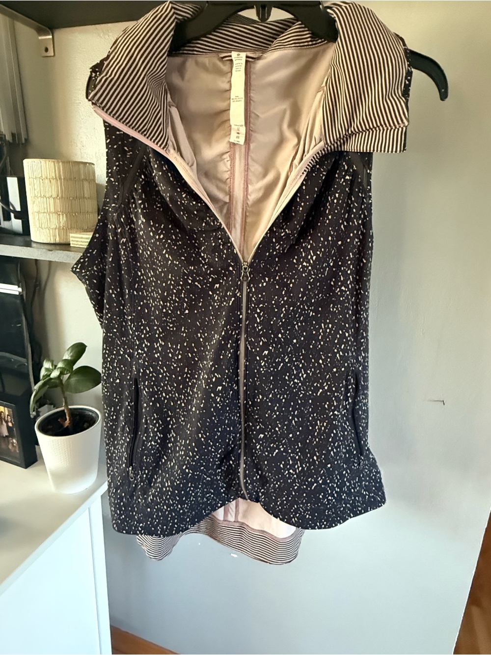 lululemon athletica Black Speckled Zip Vest with Striped Lining sz 12